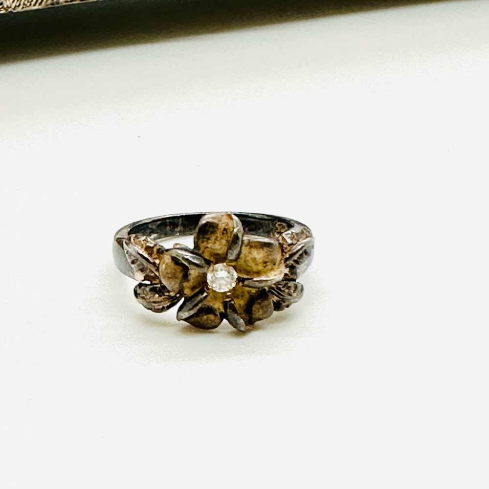 Vintage Silver Flower Crystal Ring